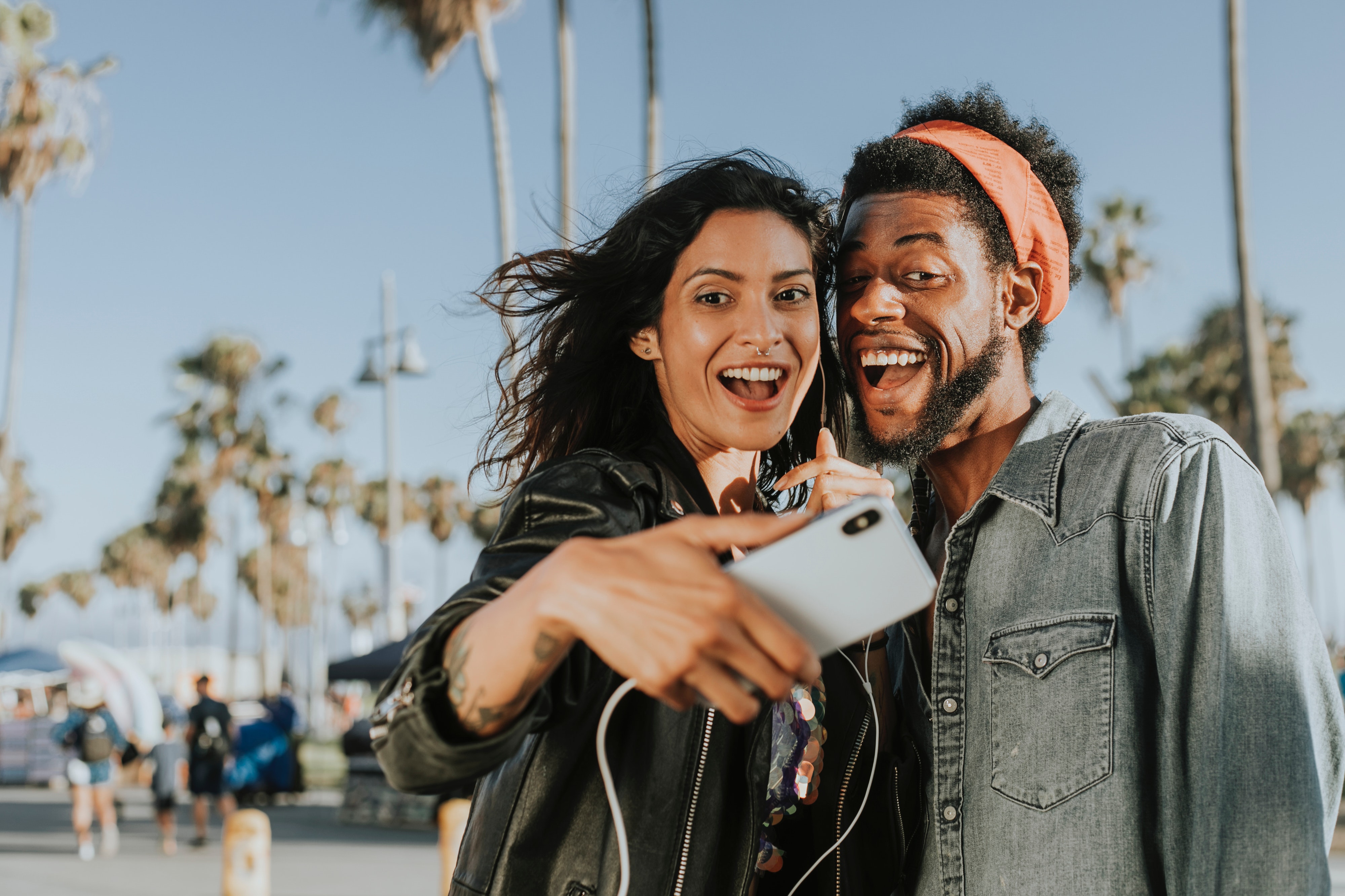 capturing-cheerful-couple-1371176